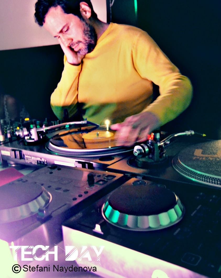 TRATXO NICHOLSON DJ
I like to tap on vinyl, caress the plastic.
